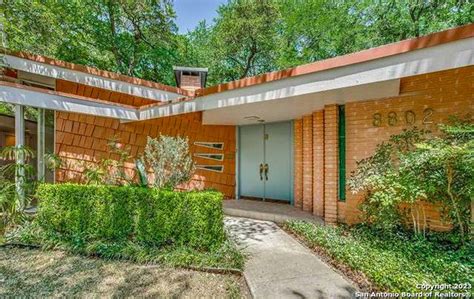 This San Antonio Mid-Century Modern home for sale is an early-1960s
