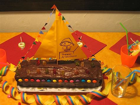 Auf küstenkidsunterwegs zeige ich euch, wie ihr aus einem einfachen marmorkuchen aus der kastenform einen tollen piratenschiffkuchen zaubert! Ihre Anlässe / Geburtstag - Theater Arlecchino
