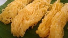 Namanya istimewa, dan cara membuatnya agak mudah sekali iaitu dengan menggunakan putih telur (telur itik), santan kelapa, gula pasir, tepung kuih cara yang biasa saya tengok di kedai berwarna hijau dan takder lauk. Ingin Tahu: Makanan Tradisional Rakyat Kelantan |MyRokan