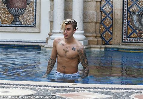 Justin Bieber Shows Off His Toned Torso In Versace Mansion Pool On Miami Break Daily Mail Online