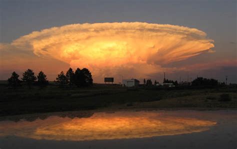 Halim menambahkan, sebenarnya awan cumulonimbus bisa dilihat dengan mata telanjang. Alam Mengembang Jadi Guru: Awan Cumulonimbus Incus