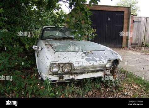 An Abandoned Decaying Reliant Scimitar Vintage Car Stock Photo Alamy