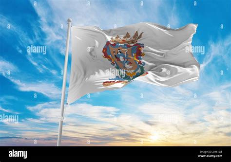 Bandera De Guanajuato México En El Fondo Nublado Del Cielo Al