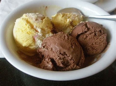 Campur semua bahan dan blend. selera rasa: Ais Krim Coklat