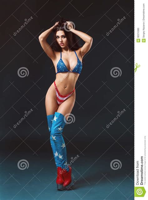 Seksowna Młoda Kobieta W Erotycznej Fetysz Odzieży Dancingowym Striptease W Klubie Nocnym Naga