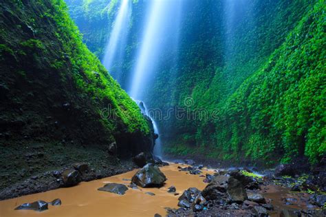 cascada de madakaripura java oriental indonesia imagen