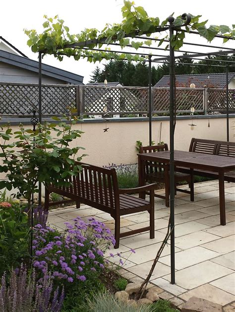 Beautiful, cedar pergola adds a mediterranean feel to any patio area. Pergola am Haus selbst bauen und begrünen