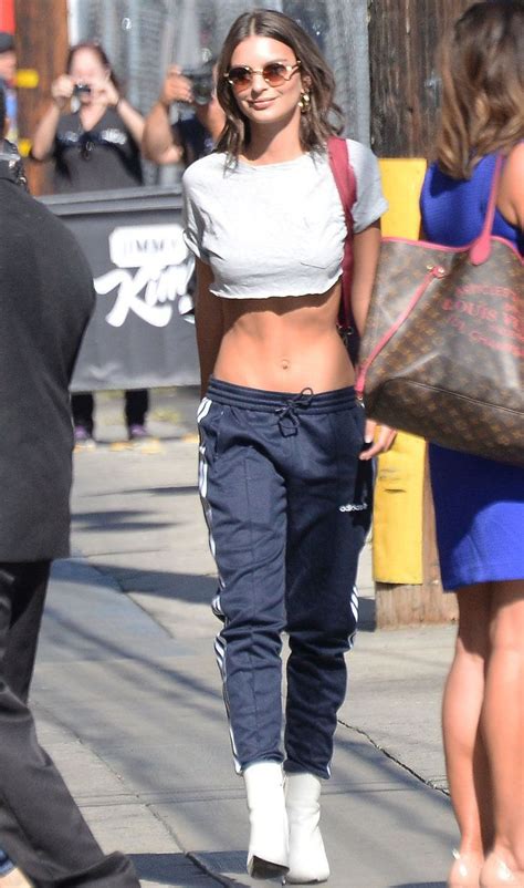 Emily Ratajowski Flaunts Her Chiseled Abs In A Crop Top Emily