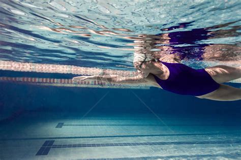 年轻女游泳女运动员在游泳池中锻高清图片下载 正版图片503523290 摄图网