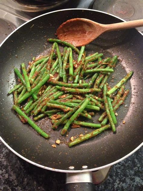 Easiest way to cook spicy ground turkey stir-fried with green bean