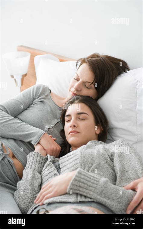 Deux Femmes Dormir Sur Le Lit Photo Stock Alamy