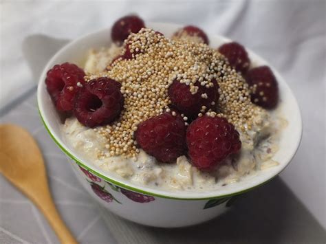 Low Carb Frühstück mit Quark Himbeeren und Haferflocken ein