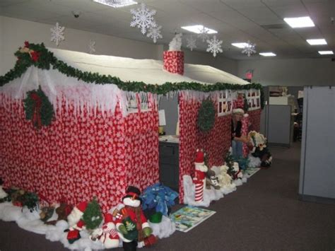 Celebrate this christmas full of excitement. 60 Gorgeous Office Christmas Decorating Ideas > Detectview