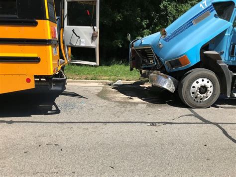 17 Hurt In Libertyville Crash Involving 3 School Buses Chicago Sun Times