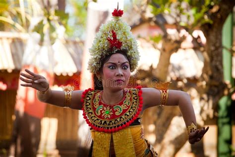 Balinese Waman Voert Dans Barong Uit En Kris Redactionele Stock