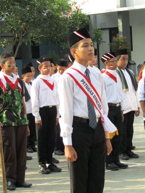 Maybe you would like to learn more about one of these? Nasionalisme: Pengertian Para Ahli, Ciri, Bentuk & Contoh