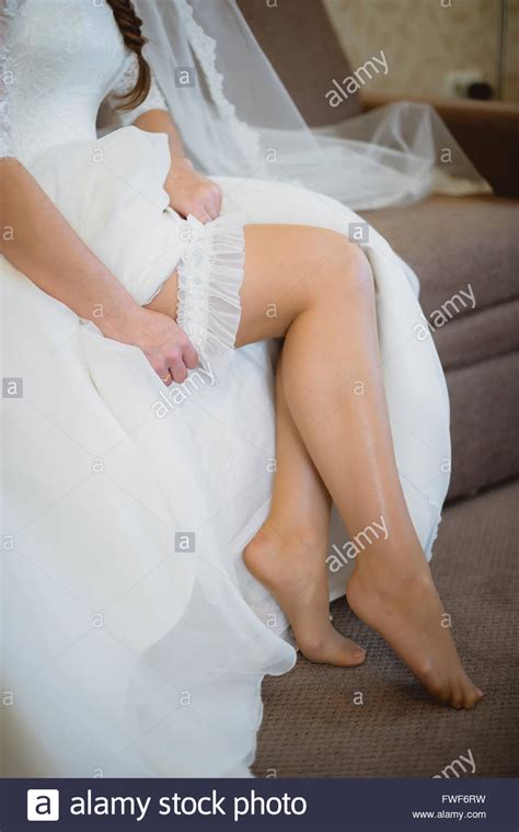 The Bride Wears A Wedding Garter On Leg Stock Photo Alamy