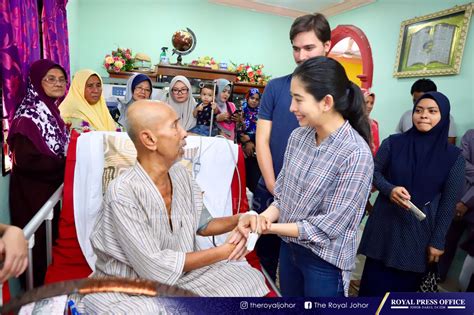 Makan malam penghargaan yayasan kanser tunku laksamana johor 2020. Johor princess who lost brother to cancer pays Under One ...