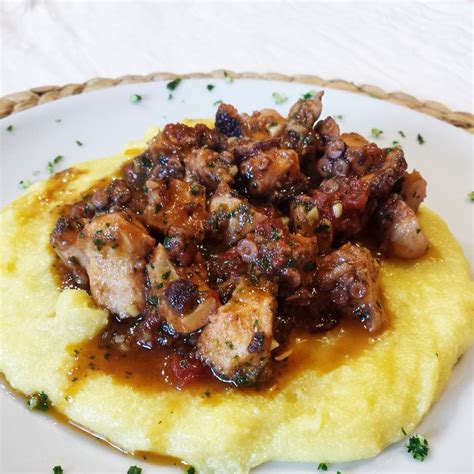 Cuocete la polenta per il tempo indicato sulla confezione, se occorre regolate di sale e servite in un piatto fondo, coprendola con i funghi e le lenticchie. LaPastArrosto: POLENTA CON POLPO