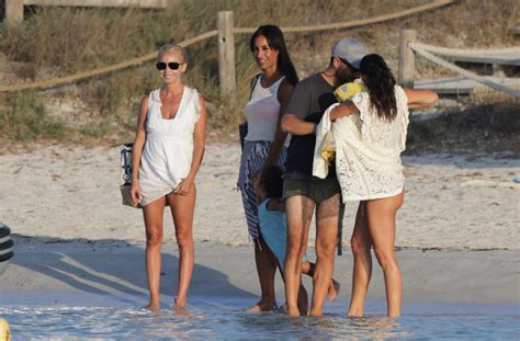 Las Divertidas Vacaciones De Begoña Villacís En Ibiza Con Sus Hijas Y Unas Amigas Y Sin Rastro
