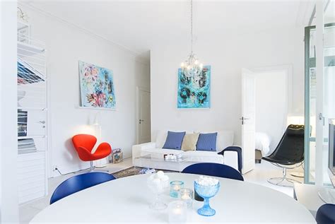 Un interior mai mare cu blue terrace and garden 2017 este un tablou de artist britanic, david hockney. White and Blue Interior on 40m² - Adorable Home