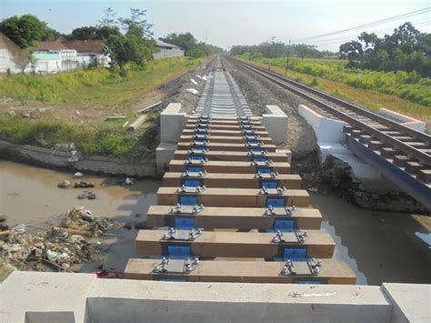 Kembali lagi dichanel josef 26 kali ini saya membuat vidio melangsir kereta api tapi entah kereta api apa aja yang berhenti di stasiun initonton sampai. MENGENAL LEBIH JAUH MACAM-MACAM BAHAN BANTALAN REL KERETA ...