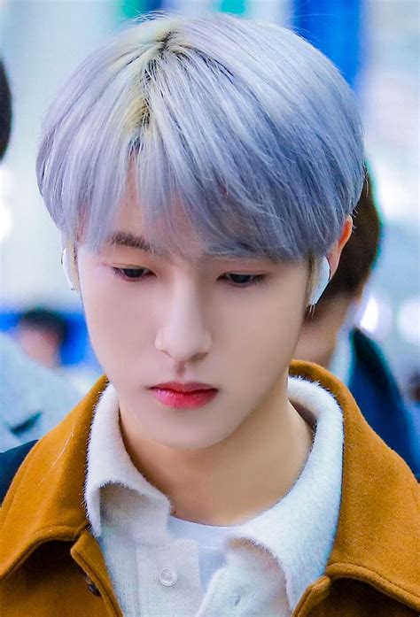 Huuuuu what the ffff huang handsome renjun hshshshhwuwhwu. 黄仁俊•런쥔 — silver-haired renjun ‼️ in 2020