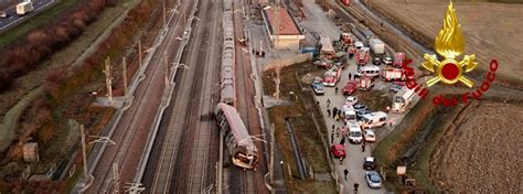 Check spelling or type a new query. Tragedia sull'alta velocità Milano-Bologna, Frecciarossa deragliato: due morti e oltre 20 feriti ...