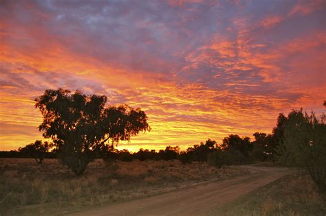 Lies den text zuerst zweimal durch: Dawn, in the Australian Outback… - XPLORE - Out & About