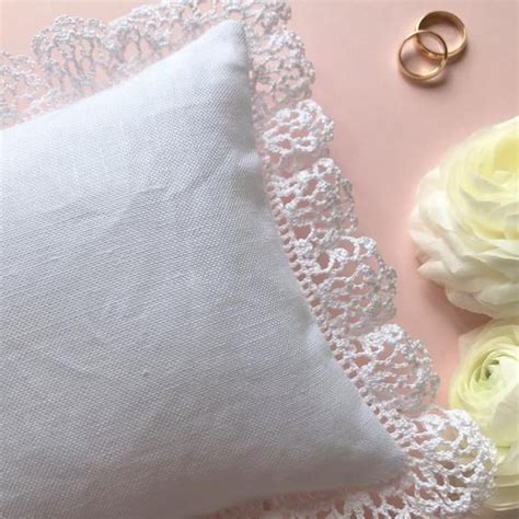 Woneart romantico cuscini portafedi matrimonio scatola anello cuscino forma cuore con elegante satin flora gioielli per nuziale nozze (rosso). Cuscino Portafedi all'Uncinetto in Lino bianco | Cuscini ...