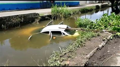 Água invade casas ruas ficam alagadas e carro cai em canal em meio a