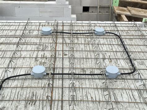 Wer ein haus baut oder renoviert, der versucht in der viele dinge sind vom heimwerker auch problemlos selber zu schaffen, ein großer diskussionspunkt ist aber immer wieder die elektroinstallation. Elektroinstallation Leerrohre verbinden ...