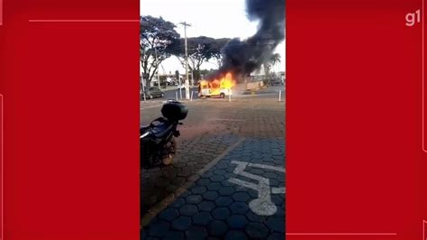 Vídeo Kombi pega fogo no SIA no Distrito Federal Distrito Federal G1