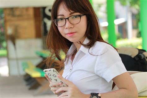 Muchacha Hermosa De Mujer De La Universidad Tailandesa Del Estudiante Que Usa Su Tableta Imagen