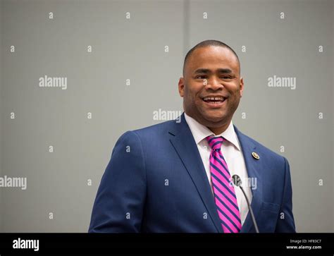 congressman marc veasey introduces a panel on women in stem a gender gap to innovation at the