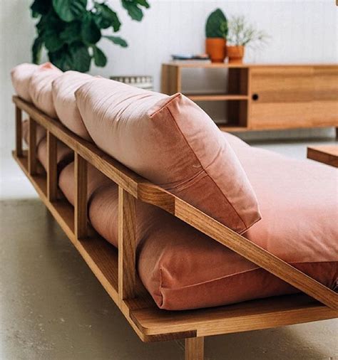 Sofá de madeira com lateral estofada 4. Sofá de madeira: 75 modelos incríveis para transformar sua casa