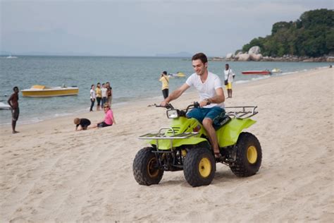 Wander the beautiful beaches and seaside in this relaxing area. Jom Melancong di Malaysia: Pantai Batu Ferringhi, Pulau Pinang