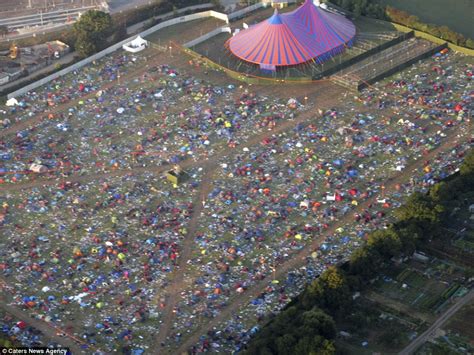 thousands leave their tents behind after reading festival 2016 daily mail online