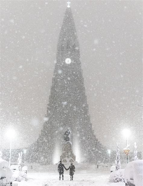 Iceland Sees 20 Inches Of Snow In 24 Hours Daily Mail Online