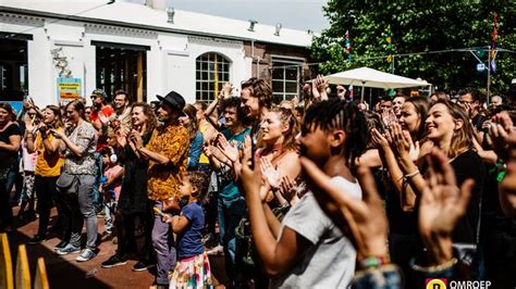 Regen Of Zonneschijn Alleen Maar Lachende Gezichten Op Festival