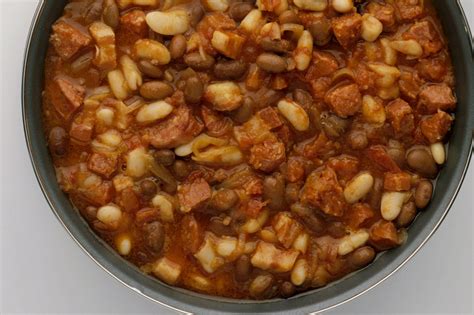 My family loves the dark colored baked beans at bbq restaurants down here but i have been unable to find a similar recipe. Baked Beans with Ground Beef and Sausage Recipe