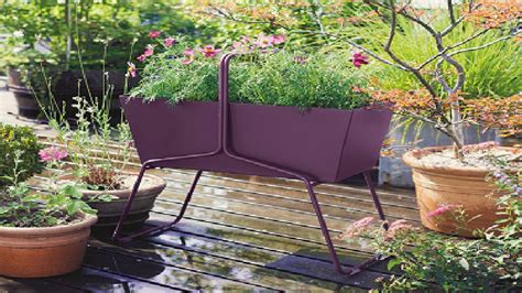 Ce modèle skandinavien est fabriquée en deux épaisseurs de madriers bois massif : Jardiniere balcon en bois fibre ou fer design