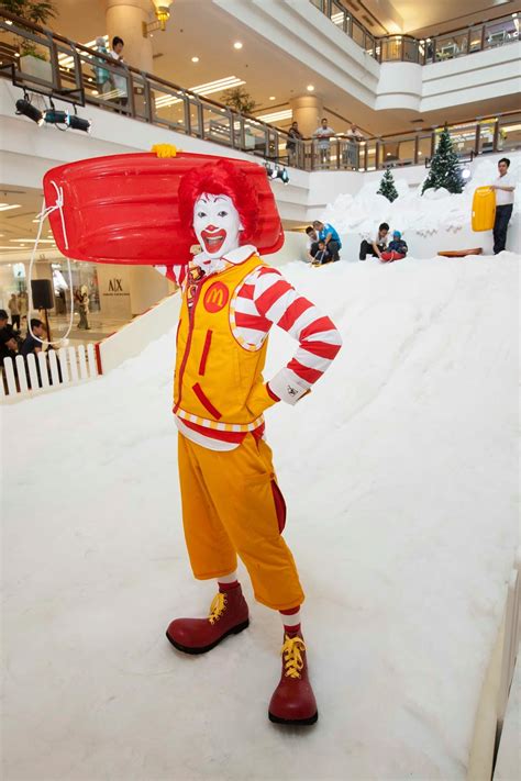 Even though it was a weekday, the area is packed by parents and children having lots of fun. Shannie: * Snowy Weekend with Mr Ronald at One Utama