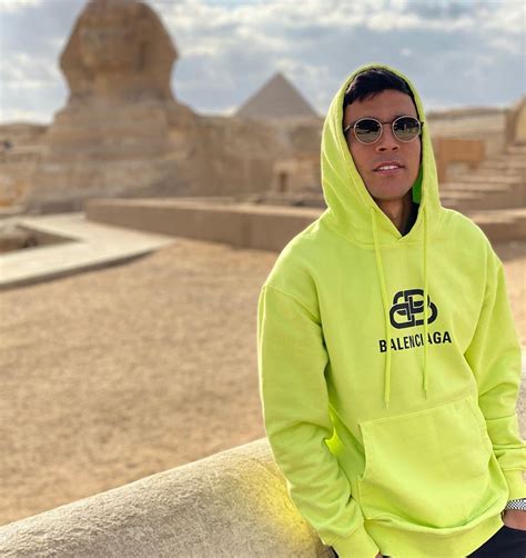 يرى حسين الشحات، لاعب النادي الأهلي، أن أشرف بن شرقي، جناح نادي الزمالك هو واحد من أفضل لاعبي الدوري المصري في الفترة الماضية، ونجح في صناعة الفارق بشكل كبير داخل الفارس الأبيض، حيث ساهم اللاعب بشكل كبير في تتويج الفريق. صور.. أشرف بن شرقي يزور الأهرامات | بوابة أخبار اليوم ...