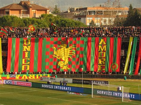 Emozioni uniche che si possono provare soltanto seguendo le fere. Ternana-Perugia, spettacolari coreografie al "Liberati ...
