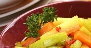 Acar ketimun, nanas dan wortel dalam saus merah yang asam, manis dan pedas. Ipin Blog: Resep Acar Nanas