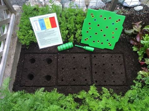 Using a square foot gardening layout is critical if you want to grow a large amount of food in a small amount of space. Square Foot Gardening Layout so Easy with the Seed Square ...