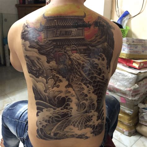 Tiệm xăm hình.hình xăm nghệ thuật dzĩnh tattoo. Hình xăm dán kín lưng cá chép hóa rồng vượt vũ môn quan ...