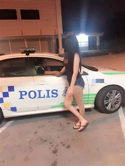 johor cop photographed flirting with prostitute while on duty images go viral on social media