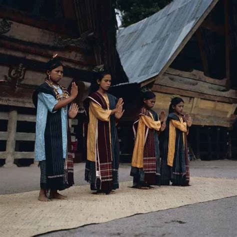 Nama pakaian adat indonesia mulai baju adat sumatera, pakaian tradisional sulawesi, sabang, merauke. Inspirasi: Pakaian Adat Sumatera Utara